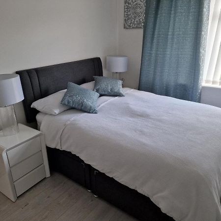 L & J Escapes: Family & Contractor-Friendly with Parking Near M6 Apartment Coseley Exterior photo