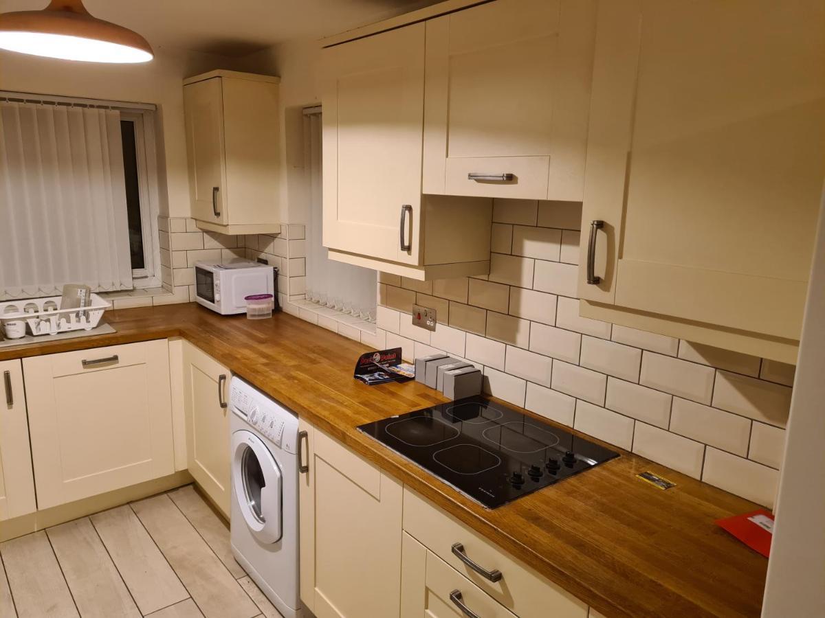 L & J Escapes: Family & Contractor-Friendly with Parking Near M6 Apartment Coseley Exterior photo