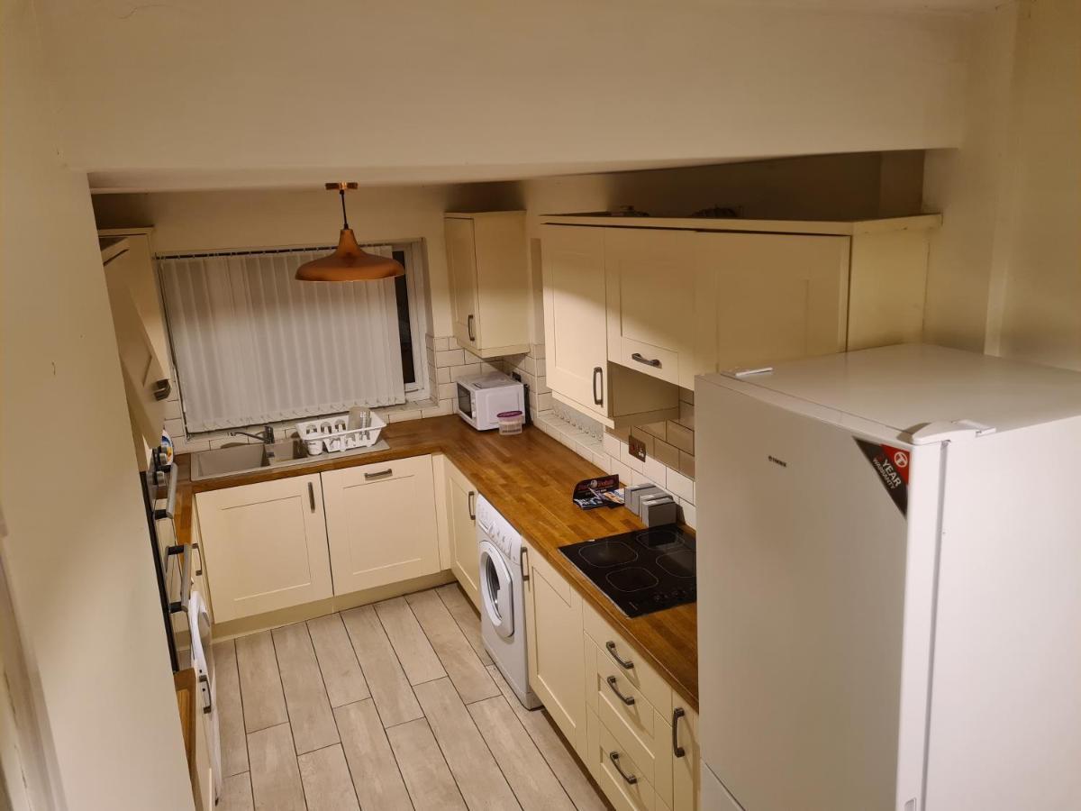 L & J Escapes: Family & Contractor-Friendly with Parking Near M6 Apartment Coseley Exterior photo