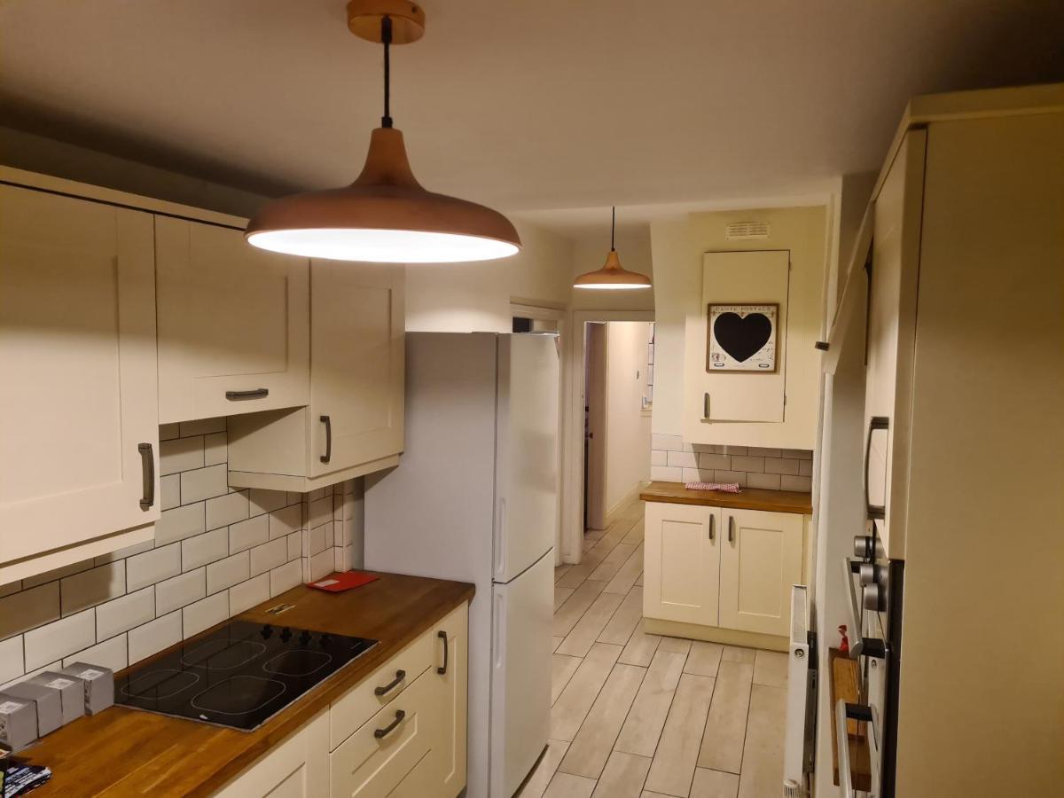 L & J Escapes: Family & Contractor-Friendly with Parking Near M6 Apartment Coseley Exterior photo