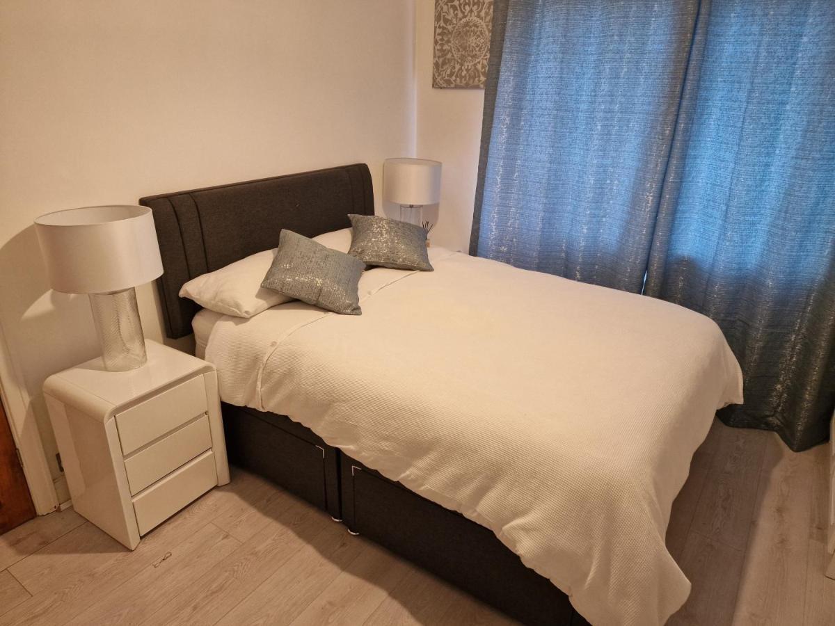 L & J Escapes: Family & Contractor-Friendly with Parking Near M6 Apartment Coseley Exterior photo